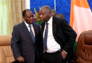 Alassane Ouattara (gauche), surnommé ADO, a un doctorat en économie et Laurent Koudou Gbagbo (droite) possède un doctorat en histoire.