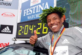 Le sourire en dit long - Haile Gebrselassie à côté de son temps qui marque son nouveau record du monde à Berlin qui bat l'ancienne marque établit en 2003 de 2 h 04'55" par Paul Tergat