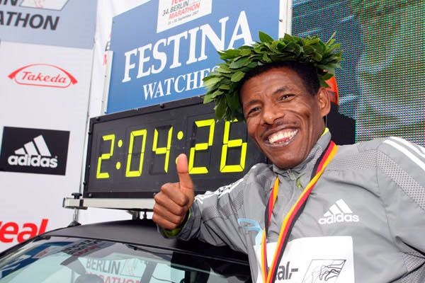 Le sourire en dit long - Haile Gebrselassie à côté de son temps qui marque son nouveau record du monde à Berlin qui bat l'ancienne marque établit en 2003 de 2 h 04'55" par Paul Tergat