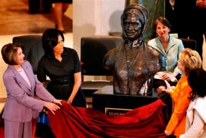 La première dame des Etats-Unis Michelle Obama, dévoile un buste à l'honneur de Sojourner Truth, une fervente défenseuse de la cause abolitionniste et du mouvement des droits des femmes.