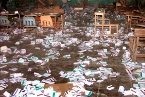 Les bulletins de vote se trouvent sur le plancher d'un bureau de vote après avoir été détruit par les manifestants auraient accusé le gouvernement de fraude dimanche le 28 novembre 2010.