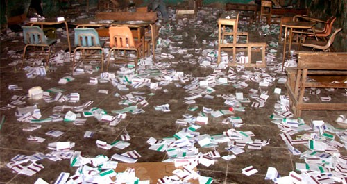 Les bulletins de vote se trouvent sur le plancher d'un bureau de vote après avoir été détruit par les manifestants auraient accusé le gouvernement de fraude dimanche le 28 novembre 2010.