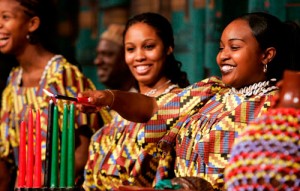 Kwanzaa est une fête d'une semaine afin de respecter le patrimoine et la culture africaine, observé du 26 décembre au 1 janvier chaque année