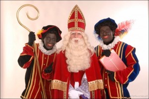 En Belgique et aux Pays-Bas, Zwarte Piet est traditionnellement un esclave de peau noire portant des habits colorés. Il enlève les enfants qui n'ont pas été sages et les met dans un sac... pour les emmener en Espagne.
