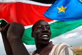 Le drapeau du Sud-Soudan est avant tout le drapeau du gouvernemement transitoire du Sud-Soudan. Il est à l'origine le drapeau utilisé par l'armée populaire de libération du Soudan qui lutte pour l'indépendance de la région. Il a été voulu proche du drapeau du Kenya en reprenant sa composition et ses couleurs. La bande noire représente l'identité du peuple, le rouge pour le sang versé dans la lutte pour l'indépendance et le vert pour l'agriculture. L'étoile jaune signifie l'optimisme du peuple sur un triangle bleu figurant le Nil.