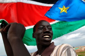 Le drapeau du Sud-Soudan est avant tout le drapeau du gouvernemement transitoire du Sud-Soudan. Il est à l'origine le drapeau utilisé par l'armée populaire de libération du Soudan qui lutte pour l'indépendance de la région. Il a été voulu proche du drapeau du Kenya en reprenant sa composition et ses couleurs. La bande noire représente l'identité du peuple, le rouge pour le sang versé dans la lutte pour l'indépendance et le vert pour l'agriculture. L'étoile jaune signifie l'optimisme du peuple sur un triangle bleu figurant le Nil.
