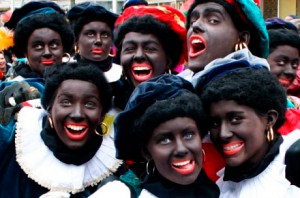 Les Zwarte Piet sont des personnages niais, gaffeurs et un peu stupides