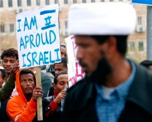 Écrit sur la pancarte: "Je suis un fier Israélien" 