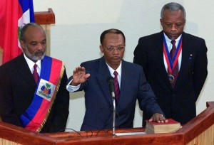 Port-au-Prince, le 7 février 2001, Jean-Bertrand Aristide est assermenté à titre de président d'Haïti pour son deuxième mandat. A gauche René Préval et le président du Sénat Yvon Neptune à sa droite.   (Kimberly White / Reuters)