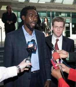 Le récipiendaire d’un Grammy Awards, Buju Banton (g) fait une déclaration à la presse avec son avocat David Markus devant le tribunal fédéral de Tampa, en Floride