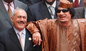 Ali Abdullah Saleh (gauche), président du Yémen depuis 1990 et Mouammar Kadhafi (droite), président de la Libye en poste depuis 1970