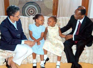 M. Aristide vivait dans une résidence officielle à Pretoria avec sa femme Mildred et ses deux filles  Christine (centre gauche) et Michaelle