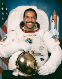 Sélectionné par la NASA en janvier 1990, Bernard Anthony Harris, Jr est devenu astronaute en juillet 1991, et qualifié pour l'affectation en tant que spécialiste de mission sur les futurs de vol de la navette spatiale
