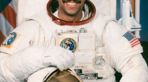 Sélectionné par la NASA en janvier 1990, Bernard Anthony Harris, Jr est devenu astronaute en juillet 1991, et qualifié pour l'affectation en tant que spécialiste de mission sur les futurs de vol de la navette spatiale