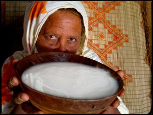 La Mauritanie est le seul pays africain où la tradition du gavage existe toujours. Quand les fillettes atteignent l’âge de six ans, elles sont forcées par leur mère à manger et à boire d'énormes quantités de nourriture, souvent pendant toute la nuit.