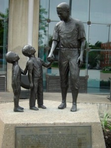 Une statue de Jackie Robinson près du Stade olympique de Montréal, l'une des rares traces de la présence de Jackie Robinson dans la ville