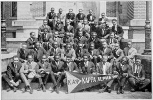 Un chapitre de la fraternité Kappa Alpha Psi en 1922. L'adhésion à la Kappa Alpha Psi est un dévouement à vie, sans faille aux idées et aux objectifs nobles de la Kappa Alpha Psi.
