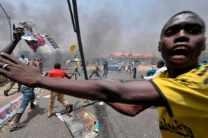 Des milliers des gens ont été déplacées par les émeutes meurtrières dans le nord du Nigéria