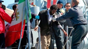 Des dizaines de personnes ont été portées disparues en mer une nuit après qu’un petit bateau transportant plus de 200 migrants africains fuyant la Libye a chaviré au large des côtes de l'Italie dans des vagues de trois mètres de haut. Les garde-côtes italiens ont indiqué que 50 survivants ont été secourus
