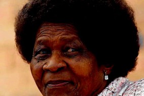 En 2004 Albertina Sisulu est voté 57e des plus grandes personnalités d'Afrique du Sud de tout les temps