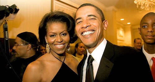 En 1992, Barack Obama épouse Michelle Robinson, juriste originaire de Chicago rencontrée en 1989 dans le cabinet d'avocats où il travaille et où elle est avocate associée. Le couple Obama aura deux filles. C'est elle qui va propulser la carrière politique de son époux.