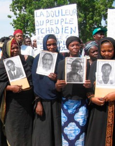Hissène Habré (né en 1942 à Faya-Largeau) est actuellement réfugié au Sénégal et inculpé de crimes contre l'humanité, crimes de guerre et actes de torture