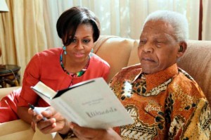 Lors de sa visite privée chez Nelson Mandela, Michelle Obama s’est fait raconter des histoires de l’ancienne Afrique du Sud raciste par Nelson Mandela lui-même, le premier président noir d‘Afrique du Sud, qui fut emprisonné pendant 27 ans dans sa lutte contre l'apartheid.