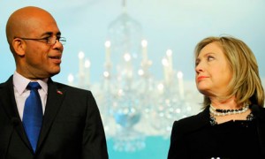 Le président Haitien élu Michel Martelly, aux cotés de la secrétaire d'État des États-Unis Hilary Clinton