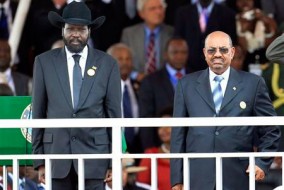Salva Kiir (gauche) premier président de la République du Sud-Soudan et Omar el-Béchir (droite) chef de l'État du Soudan de 1989 à 1993 et président de la République du Soudan depuis 1993