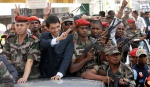 En mars 2009, Andry Rajoelina renverse le président démocratiquement élu, Marc Ravalomanana, avec l'appui d'une partie de l'armée. Malgré la signature d'accords de partage de pouvoir de Maputo sous médiation internationale, M. Rajoelina limoge le Premier ministre de consensus et impose son gouvernement dirigé par Albert-Camille Vital.