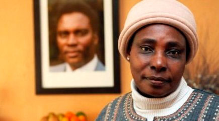 Agathe Habyarimana réclame le droit d’asile à la France qui l’a exfiltrée du Rwanda le 9 avril 1994 alors que débutait le génocide