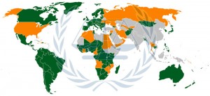 Certains États ont refusé de ratifier le Statut de Rome. Comme la Russie le 13 septembre 2000, les États-Unis, Israël qui ont finalement signé le 31 décembre 2000 mais pas ratifié, la Chine et l'Inde n'ont pas signé, les pays arabes (à part la Tunisie et la Jordanie) n'ont pas signé. La principale raison de ces États est la crainte de voir la CPI être utilisée contre eux à des fins politiques. (vert: ratifié et entré en vigueur | orange: signé | gris: ratifié mais pas encore en vigueur)