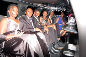 Lors de la première, les participants ont été conduits dans une élégante limousine noire . À leurs arrivées, ils ont eu droit au tapis rouge.