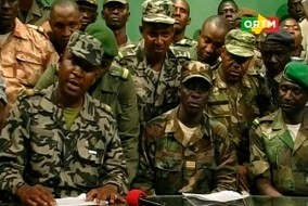 Les soldats maliens font une apparition à la télévision, au studio de télévision situé à Bamako le 22 mars 2012 dénonçant l'incapacité du gouvernement à gérer la crise touareg