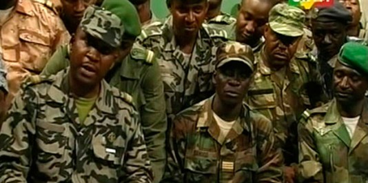 Les soldats maliens font une apparition à la télévision, au studio de télévision situé à Bamako le 22 mars 2012 dénonçant l'incapacité du gouvernement à gérer la crise touareg
