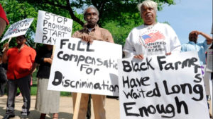 Rassemblement en janvier 2012 contre le Règlement de 1.2 milliard de dollars. Les manifestants désapprouvent la disposition qui exige que ceux qui demandent une réparation doivent renoncer à leur droit de faire appel