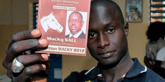 Macky Sall est prêt à prendre le pouvoir après avoir défait Abdoulaye Wade aux urnes, conduisant à une transition tout en douceur saluée comme un exemple démocratique pour l'Afrique.