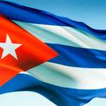 Le drapeau cubain est deux fois plus long que large. L'étoile blanche se nomme La Estrella Solitaria (« l'Étoile solitaire ») et s'identifie à la liberté chèrement acquise, le triangle est la représentation maçonnique de l'égalité et sa couleur rouge le sang versé lors des combats d'indépendance. Les bandes bleues représentent les ex-départements qui contrôlaient l'île et les blanches symbolisent la paix. Le drapeau cubain est adopté le 20 mai 1902, lorsque la République cubaine est instaurée, après que Cuba fut devenue indépendante de l'Espagne en 1898