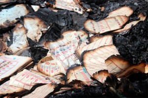 De nombreux bulletins de vote ont été retrouvé brulés suite à l'élection  congolaise en 2011