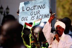 Ecrit sur l'affiche: "Piller notre pétrole est un crime", en réponse aux affirmations du gouvernement du Soudan du Sud qui affirmait, en janvier 2012, que le Soudan avait illégalement saisi 865 milions de dollars en pétrole brut