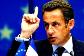 Lors du sommet social du 10 mai 2010, alors que la dette publique de la France dépasse les 80 % du PIB, Nicolas Sarkozy annonce son intention de « redresser les finances publiques », un objectif qui était déjà celui de son gouvernement « avant la crise financière ». Le 26 juin suivant, à l'occasion du G20 de Toronto, il manifeste son opposition à un plan de rigueur sévère en France et en Allemagne, se prononçant pour des ajustements budgétaires « progressifs » à partir de 2011, avec « pas trop d'impôts ».