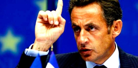 Lors du sommet social du 10 mai 2010, alors que la dette publique de la France dépasse les 80 % du PIB, Nicolas Sarkozy annonce son intention de « redresser les finances publiques », un objectif qui était déjà celui de son gouvernement « avant la crise financière ». Le 26 juin suivant, à l'occasion du G20 de Toronto, il manifeste son opposition à un plan de rigueur sévère en France et en Allemagne, se prononçant pour des ajustements budgétaires « progressifs » à partir de 2011, avec « pas trop d'impôts ».