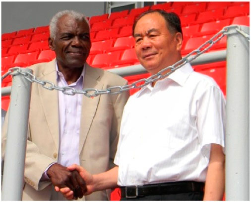 Le nouveau stade d'athlétisme offert par la Chine, porte le nom de Thomas Robinson (g), représentant des Bahamas à 4 Jeux Olympiques.