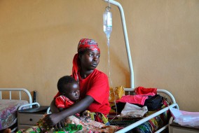 En l’absence de traitement, le paludisme peut entraîner rapidement le décès par les troubles circulatoires qu’il provoque. Dans de nombreuses régions du monde, les parasites sont devenus résistants à plusieurs médicaments antipaludéens.