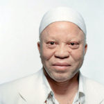 Salif Keïta, est un chanteur et musicien malien. En grandissant, il souffre d'albinisme dans une région où les albinos sont mal vus. Malgré tout, Le 12 décembre 2004, à Johannesburg (Afrique du Sud), il est distingué aux Kora Awards pour l’ensemble de sa carrière. Puis, le 19 juillet 2010, Salif Keïta a été nommé Ambassadeur de la paix par Jean Ping, président de la commission de l'Union africaine, afin de soutenir «  les efforts de la Commission pour résoudre les conflits et promouvoir la paix sur le continent »