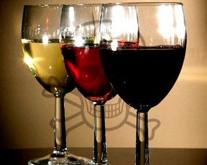 De nombreux résidus dans le vin européen témoignent d’une utilisation très intensive de pesticides en viticulture. Parmi ces résidus trouvés de nombreuses molécules sont des cancérigènes possibles ou probables, des toxiques du développement ou de la reproduction, des perturbateurs endocriniens ou encore des neurotoxiques.