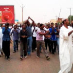 Des milliers de Soudanais chantent dans les rues "A bas le régime!"