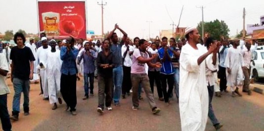 Des milliers de Soudanais chantent dans les rues "A bas le régime!"