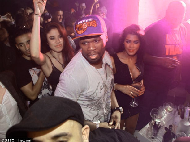 50 Cent (« Fifty Cent »), de son vrai nom Curtis James Jackson , est né le 6 juillet 1975 dans le Queens, à New York. Il a adopté le surnom « 50 Cent » en référence à un criminel new-yorkais, Kelvin D. Martin, qui a oeuvré à Brooklyn dans les années 1980, et dont le surnom était 50 Cent