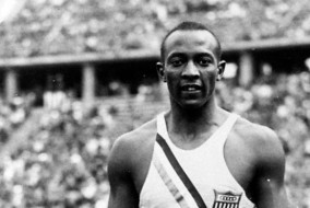 En 1936, Jesse Owens est élu « Athlète de l'année » par l'Associated Press et en 1950, il est nommé « Meilleur athlète des 50 dernières années » par l'Associated Press. Depuis 1981, le Jesse Owens Award est remis chaque année au meilleur performeur américain de l'année
